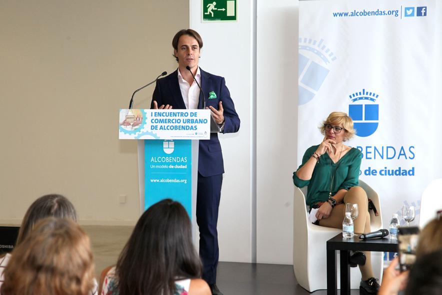 Ier Encuentro de Comercio Urbano de Alcobendas - Imagen de un orador dirigiéndose a los asistentes al encuentro.