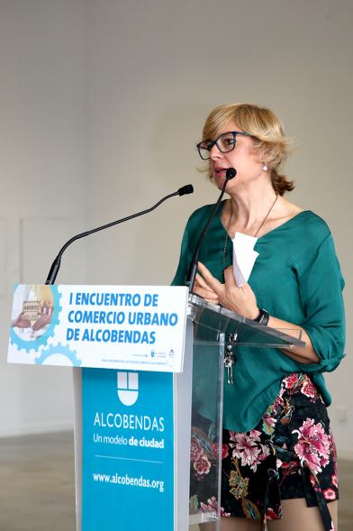 Ier Encuentro de Comercio Urbano de Alcobendas - Imagen de una oradora dirigiéndose a los asistentes al encuentro.