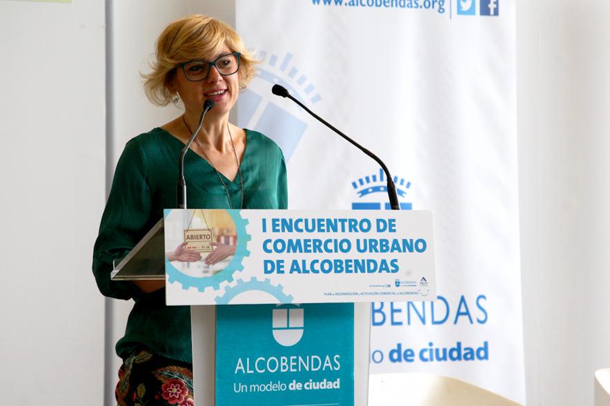 Ier Encuentro de Comercio Urbano de Alcobendas - Imagen de una oradora dirigiéndose a los asistentes al encuentro.