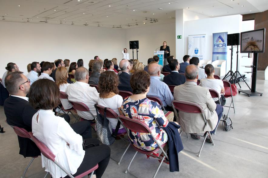Ier Encuentro de Comercio Urbano de Alcobendas - Imagen panorámica del lugar donde se celebra el encuentro, personas asistentes y oradores en el escenario.