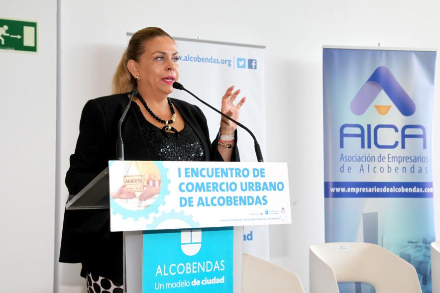 Ier Encuentro de Comercio Urbano de Alcobendas - Imagen de una oradora dirigiéndose a los asistentes al encuentro.