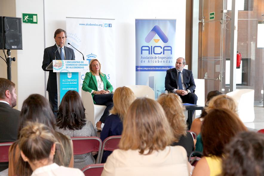 Ier Encuentro de Comercio Urbano de Alcobendas - Imagen del alcalde García de Vinuesa dirigiéndose a los asistentes al encuentro.