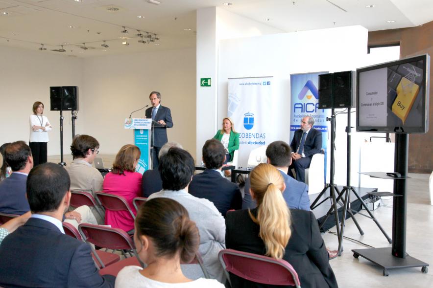 Ier Encuentro de Comercio Urbano de Alcobendas - Imagen del alcalde García de Vinuesa dirigiéndose a los asistentes al encuentro.