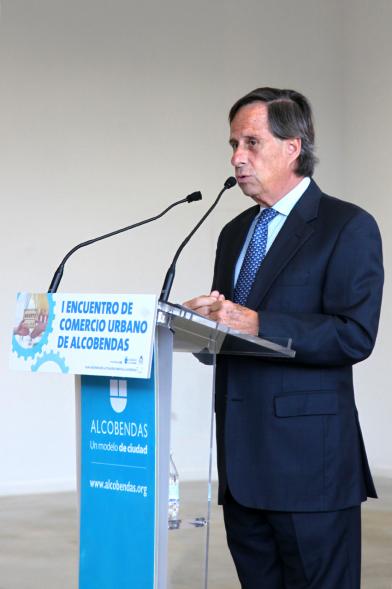 Ier Encuentro de Comercio Urbano de Alcobendas - Imagen del alcalde García de Vinuesa dirigiéndose a los asistentes al encuentro.