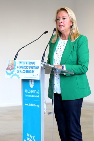 Ier Encuentro de Comercio Urbano de Alcobendas -  Imagen de una oradora dirigiéndose a los asistentes al encuentro.