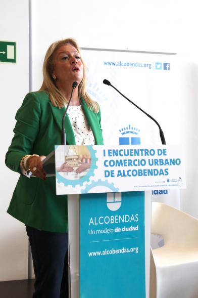 Ier Encuentro de Comercio Urbano de Alcobendas - Imagen de una oradora dirigiéndose a los asistentes al encuentro.