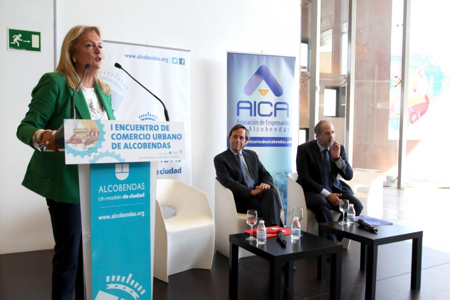 Ier Encuentro de Comercio Urbano de Alcobendas - Imagen de una oradora dirigiéndose a los asistentes al encuentro.