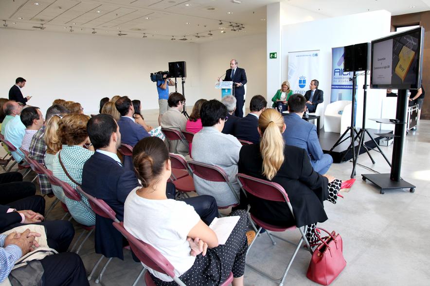 Ier Encuentro de Comercio Urbano de Alcobendas - Imagen panorámica del lugar donde se celebra el encuentro, personas asistentes y oradores en el escenario.
