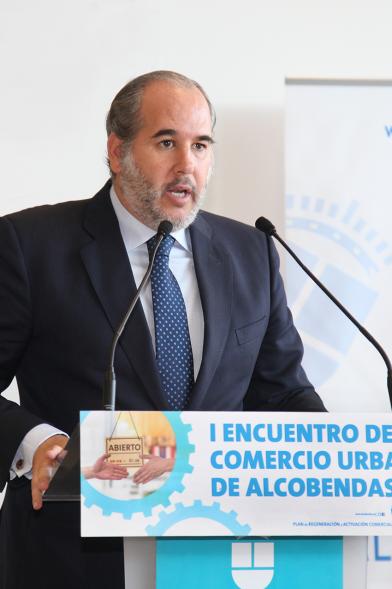 Ier Encuentro de Comercio Urbano de Alcobendas - Imagen de un orador dirigiéndose a los asistentes al encuentro.