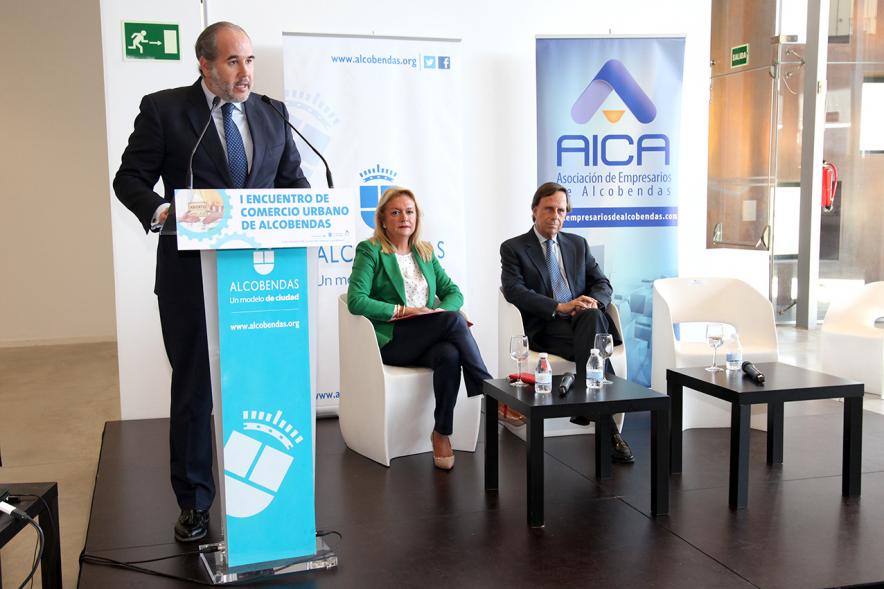 Ier Encuentro de Comercio Urbano de Alcobendas - Imagen de un orador dirigiéndose a los asistentes al encuentro.