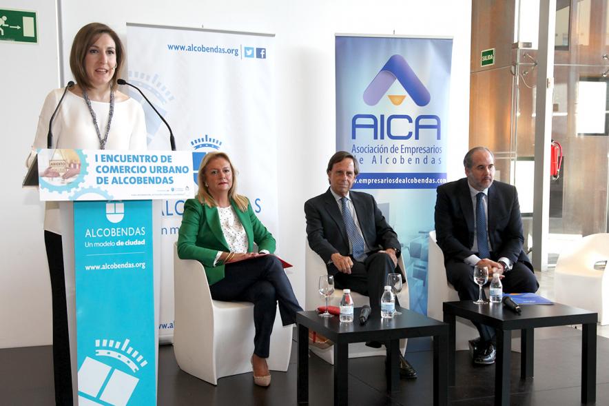 Ier Encuentro de Comercio Urbano de Alcobendas - Imagen de una oradora dirigiéndose a los asistentes al encuentro.