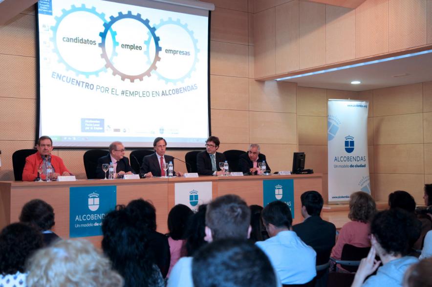Encuentro por el #Empleo en Alcobendas - Oradora impartiendo una charla.