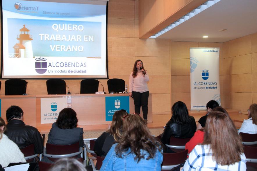 Encuentro por el #Empleo en Alcobendas -Oradora impartiendo una charla.