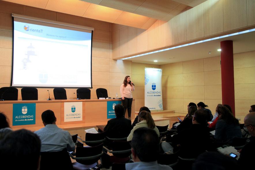 Encuentro por el #Empleo en Alcobendas -Oradora impartiendo una charla.