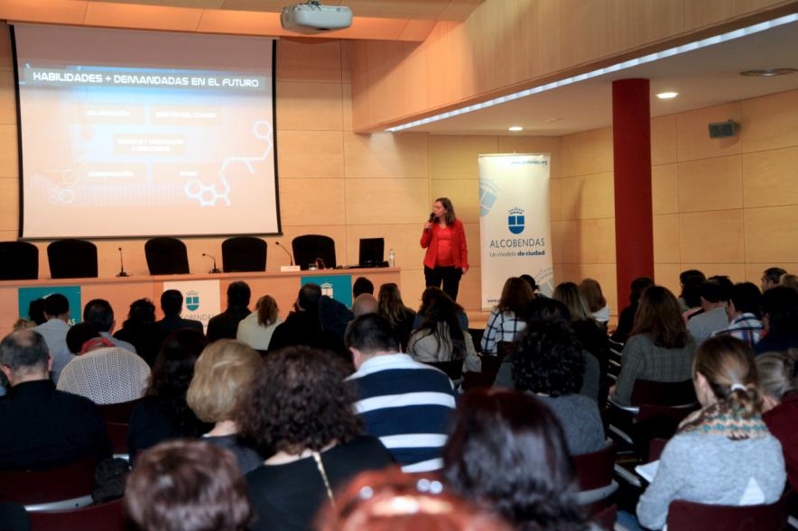 Encuentro por el #Empleo en Alcobendas - Oradora impartiendo una charla.