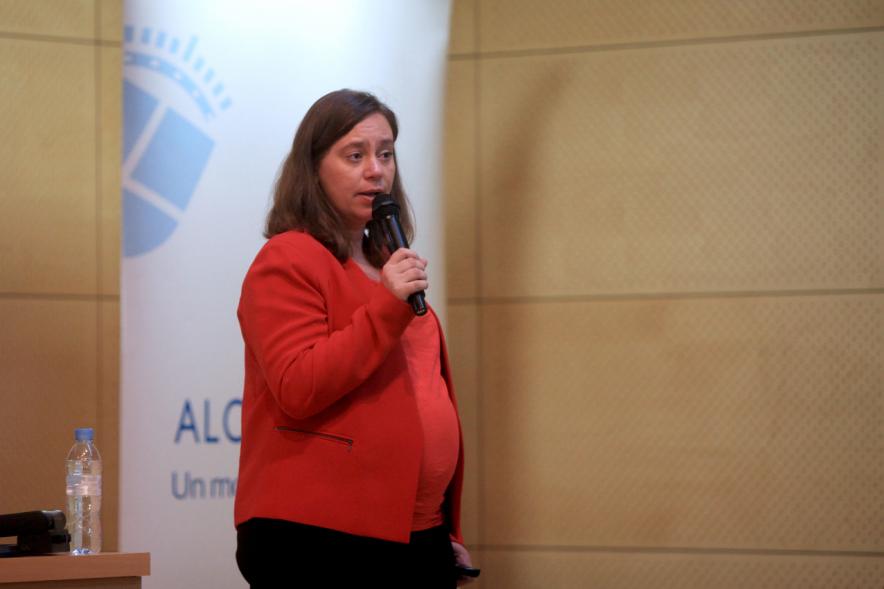 Encuentro por el #Empleo en Alcobendas - Oradora impartiendo una charla.