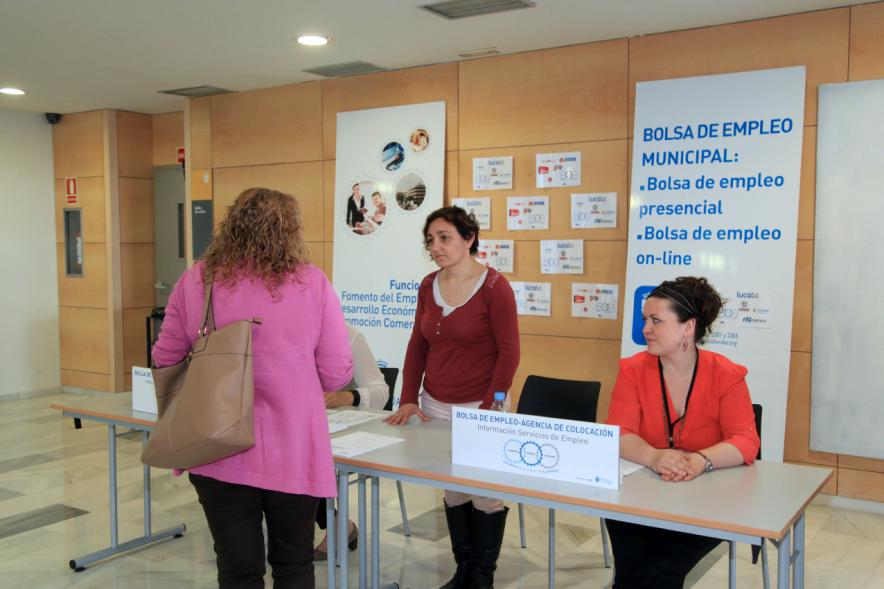 Encuentro por el #Empleo en Alcobendas - Persona recibiendo información sobre las charlas.