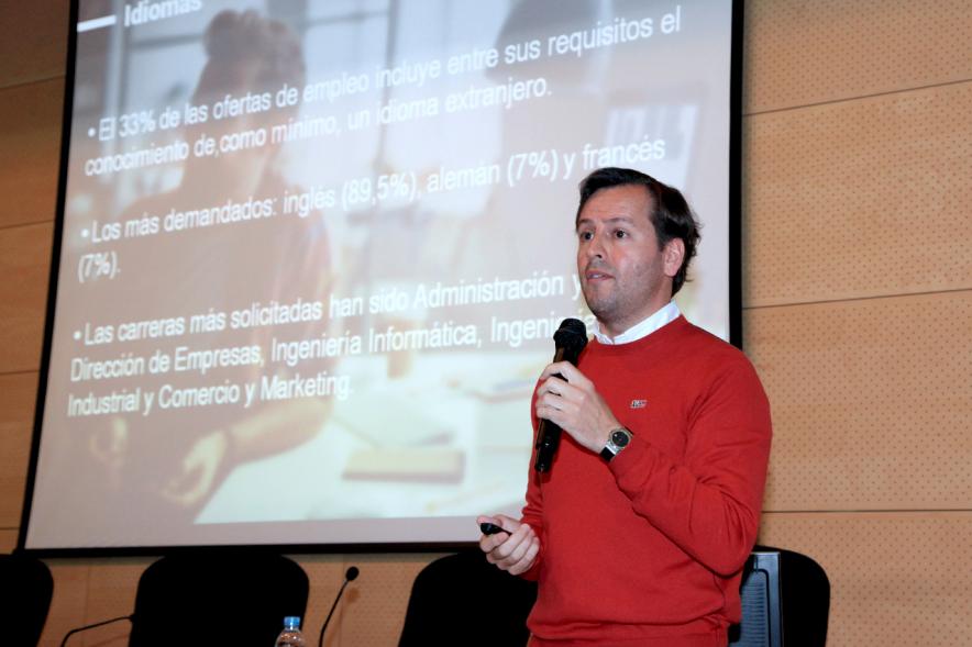 Encuentro por el #Empleo en Alcobendas - Orador impartiendo una charla.