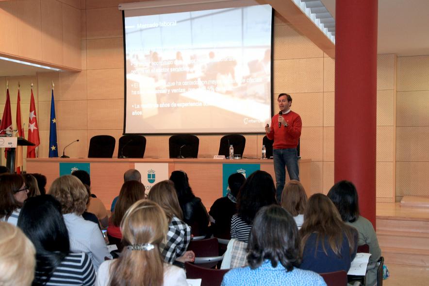 Encuentro por el #Empleo en Alcobendas - Orador impartiendo una charla.