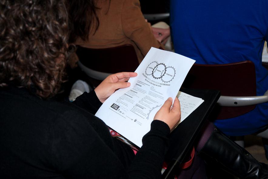 Encuentro por el #Empleo en Alcobendas - Asistente mirando folios.