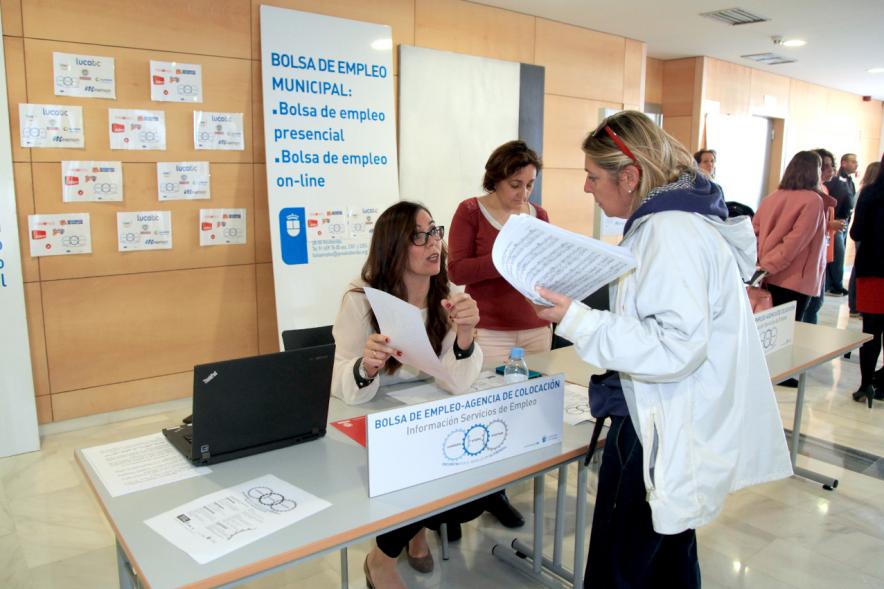 Encuentro por el #Empleo en Alcobendas - Persona recibiendo información sobre las charlas.