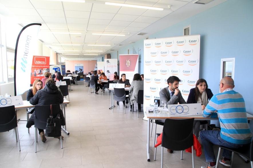 Encuentro por el #Empleo en Alcobendas - Público recibiendo información de diferentes mesas.