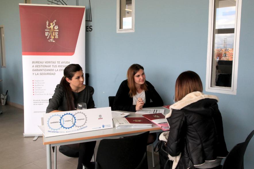 Encuentro por el #Empleo en Alcobendas - Persona recibiendo información sobre las charlas.