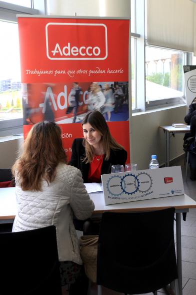 Encuentro por el #Empleo en Alcobendas - Persona recibiendo información sobre las charlas.