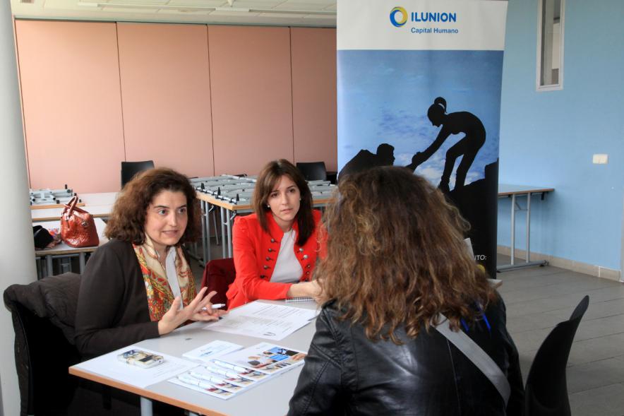 Encuentro por el #Empleo en Alcobendas - Persona recibiendo información sobre las charlas.