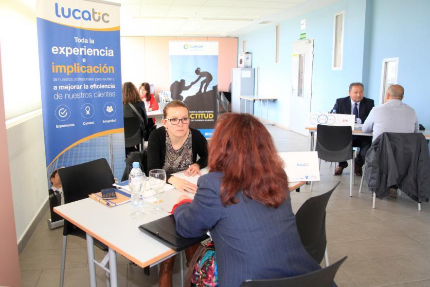 Encuentro por el #Empleo en Alcobendas - Persona recibiendo información sobre las charlas.
