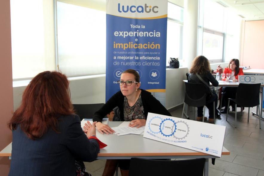 Encuentro por el #Empleo en Alcobendas - Persona recibiendo información sobre las charlas.
