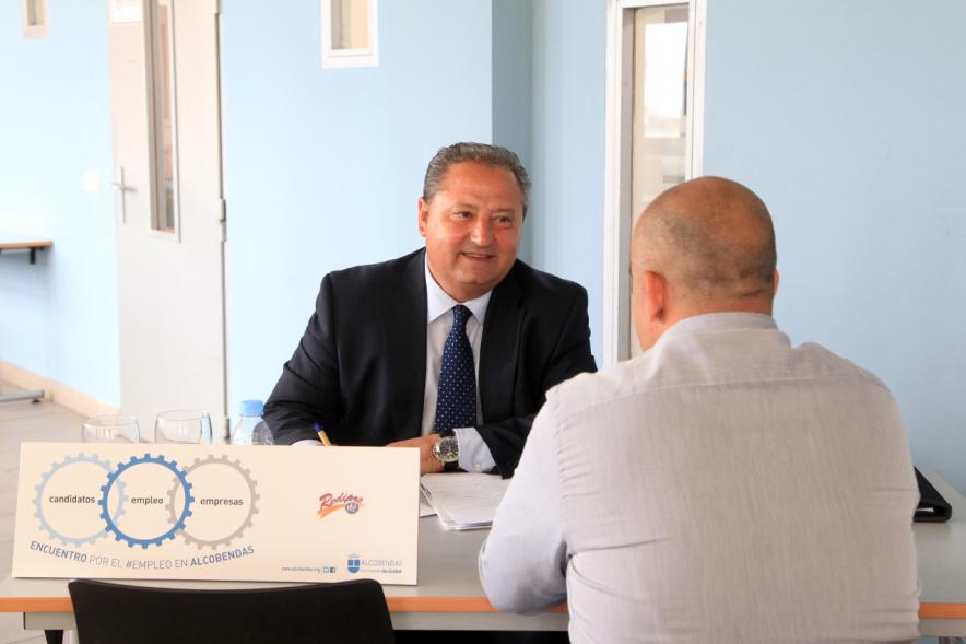 Encuentro por el #Empleo en Alcobendas - Persona recibiendo información sobre las charlas.