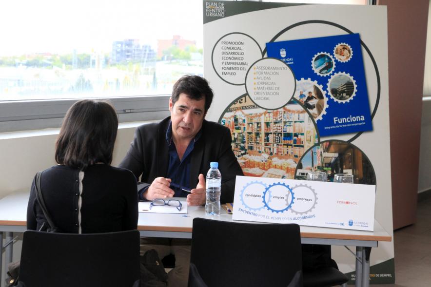 Encuentro por el #Empleo en Alcobendas - Persona recibiendo información sobre las charlas.