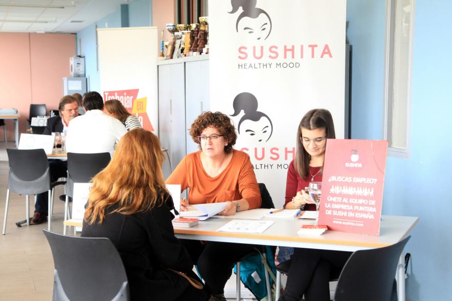 Encuentro por el #Empleo en Alcobendas - Persona recibiendo información sobre las charlas.