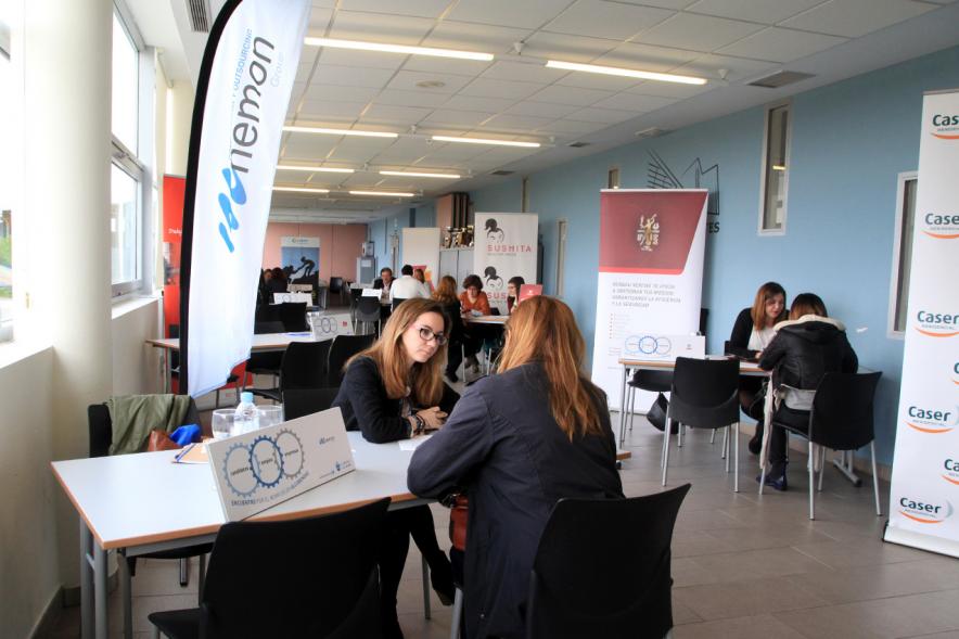 Encuentro por el #Empleo en Alcobendas - Persona recibiendo información sobre las charlas.