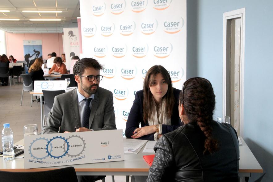Encuentro por el #Empleo en Alcobendas - Persona recibiendo información sobre las charlas.