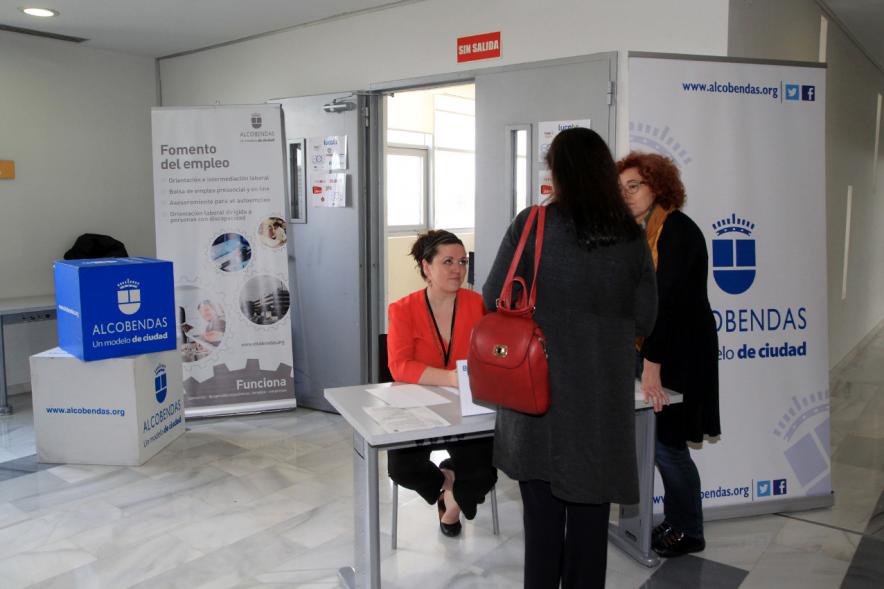 Encuentro por el #Empleo en Alcobendas - Persona recibiendo información sobre las charlas.