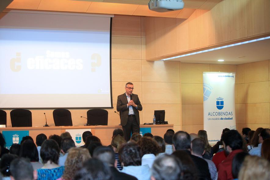 Encuentro por el #Empleo en Alcobendas - Orador impartiendo una charla.