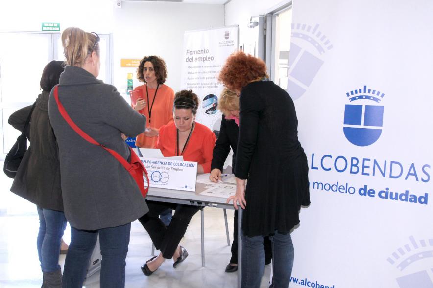 Encuentro por el #Empleo en Alcobendas - Persona recibiendo información sobre las charlas.