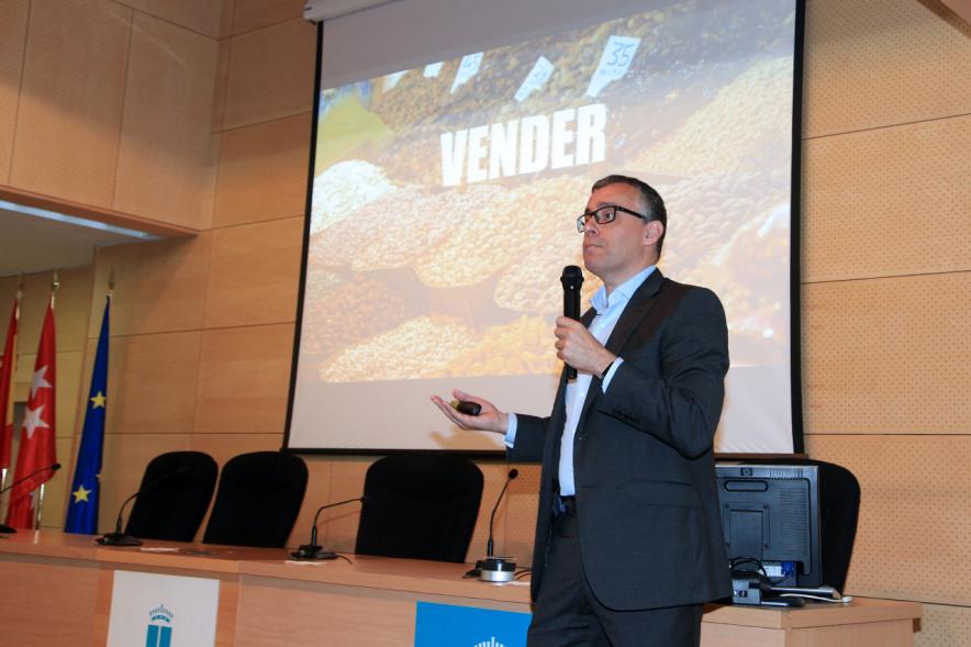 Encuentro por el #Empleo en Alcobendas - Orador impartiendo una charla.