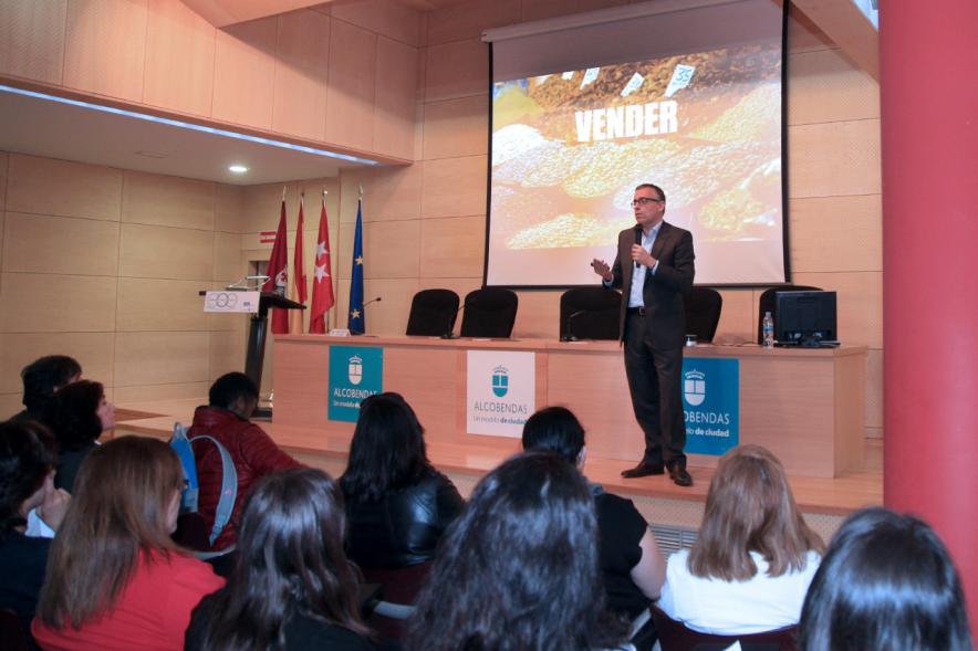 Encuentro por el #Empleo en Alcobendas - Orador impartiendo una charla.