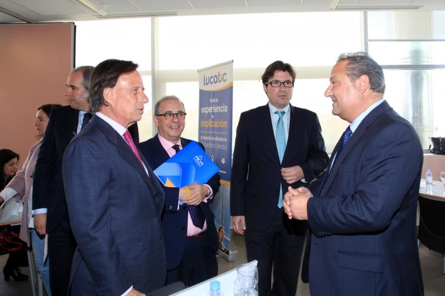 Encuentro por el #Empleo en Alcobendas - El alcalde García de Vinuesa charlando con los oradores.