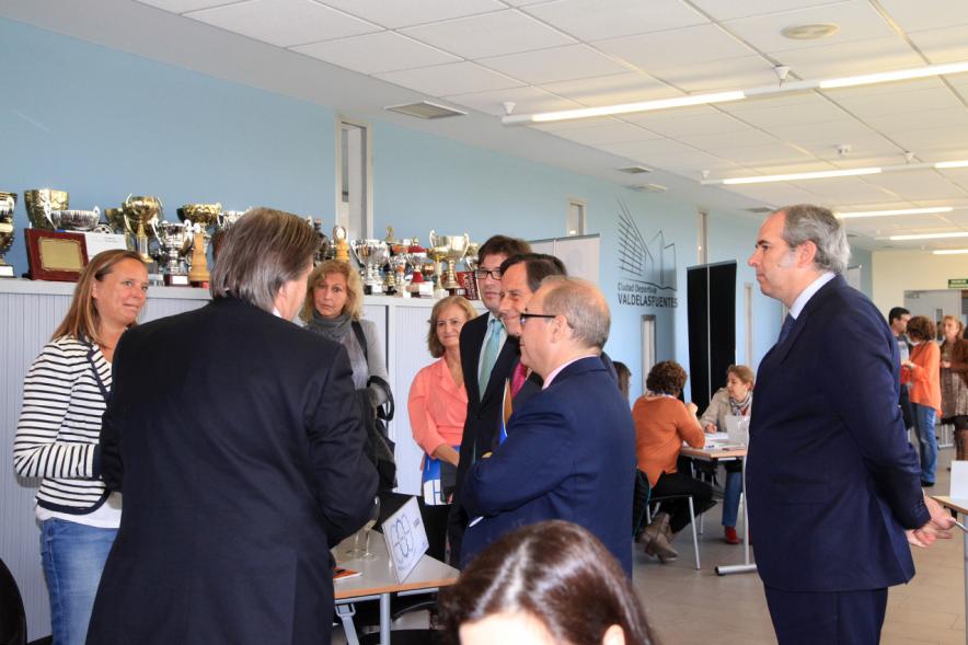 Encuentro por el #Empleo en Alcobendas - El alcalde García de Vinuesa charlando con los oradores.