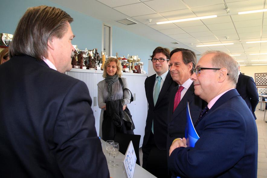 Encuentro por el #Empleo en Alcobendas - El alcalde García de Vinuesa charlando con los oradores.