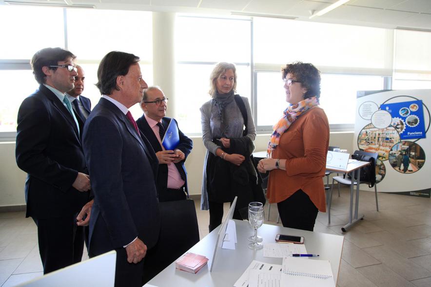 Encuentro por el #Empleo en Alcobendas - El alcalde García de Vinuesa charlando con los oradores.