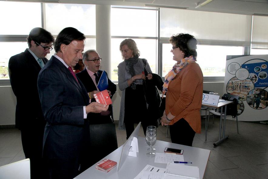 Encuentro por el #Empleo en Alcobendas - El alcalde García de Vinuesa charlando con los oradores.