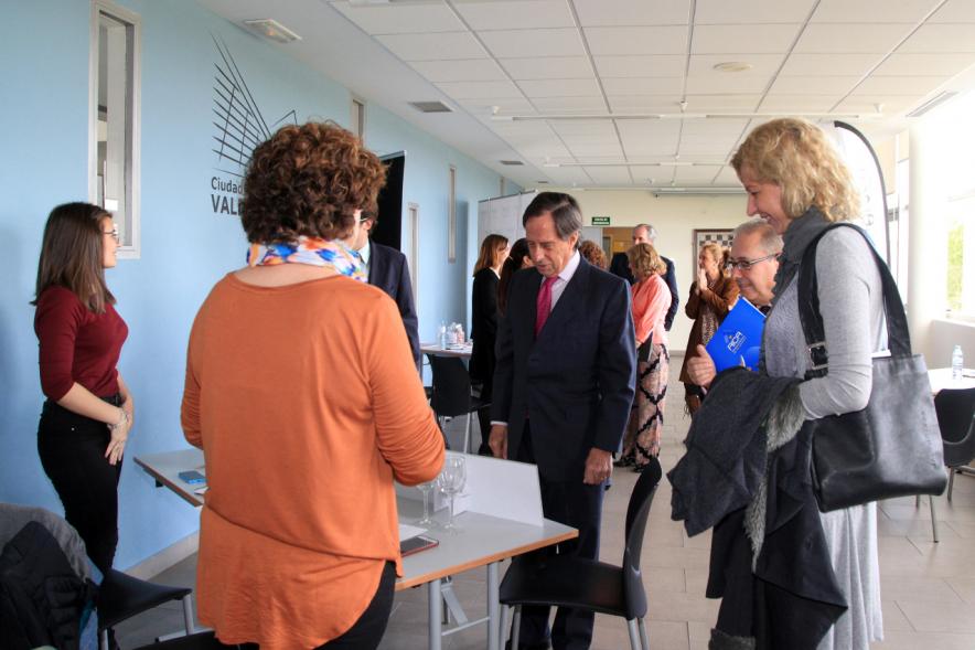 Encuentro por el #Empleo en Alcobendas - El alcalde García de Vinuesa charlando con los oradores.