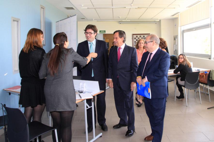 Encuentro por el #Empleo en Alcobendas -El alcalde García de Vinuesa charlando con los oradores.