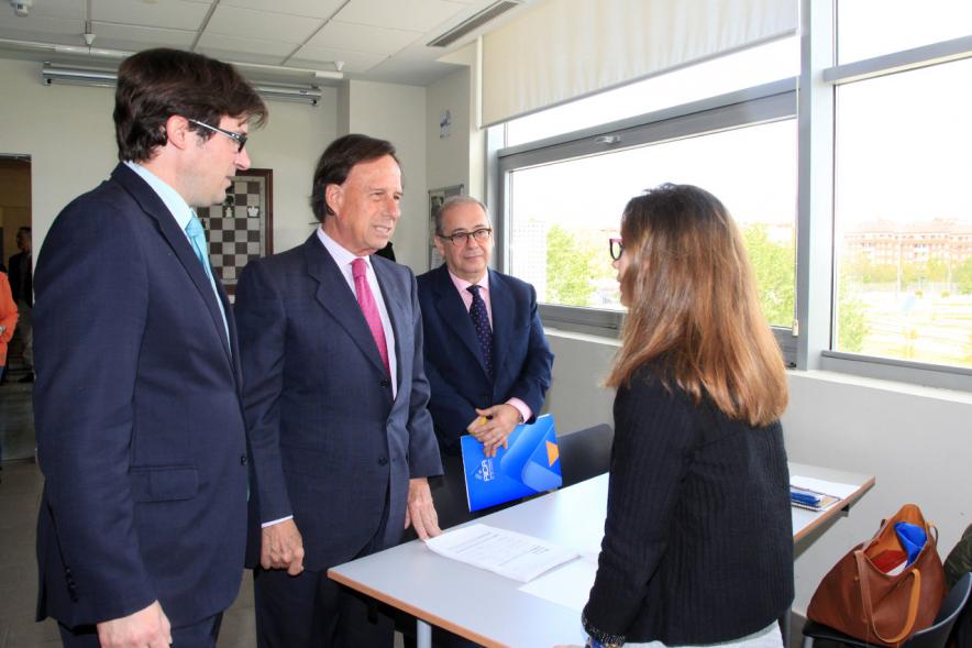 Encuentro por el #Empleo en Alcobendas -El alcalde García de Vinuesa charlando con los oradores.