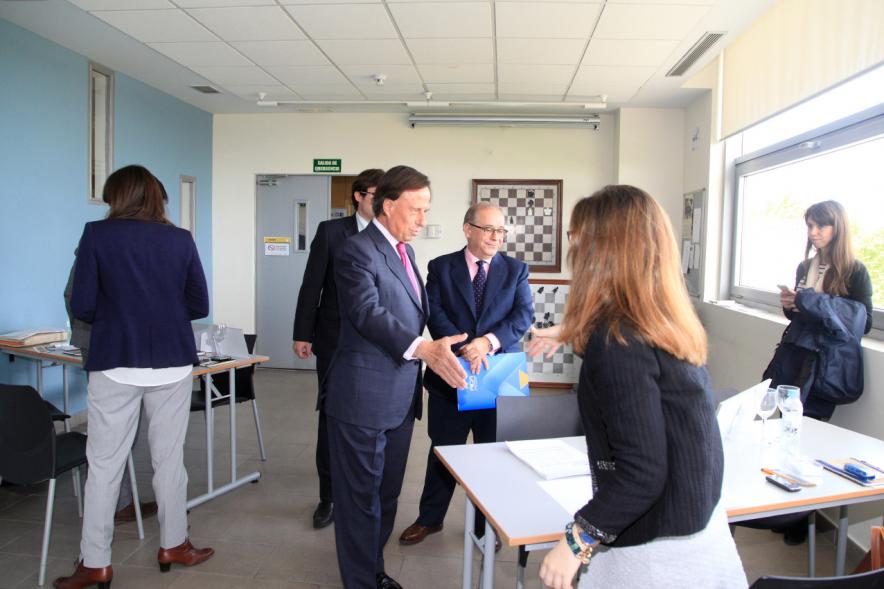 Encuentro por el #Empleo en Alcobendas - El alcalde García de Vinuesa charlando con los oradores.